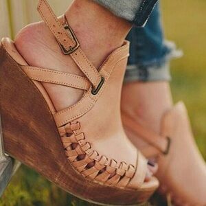 Very Volatile Women's Carry Wedge Sandal‎ Tan Leather Wooden Heel Mexico Sz 8